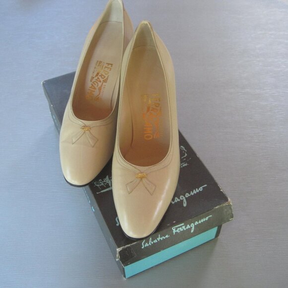 Salvatore Ferragamo Boutique Shoes 91/2 B Gently Worn with Box - Picture 2 of 4